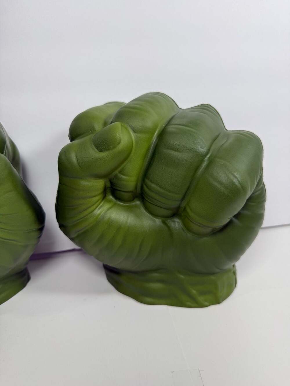 Hasbro Marvel 2011 The Incredible Hulk Smash Foam Fists Pair - Picture 3 of 6